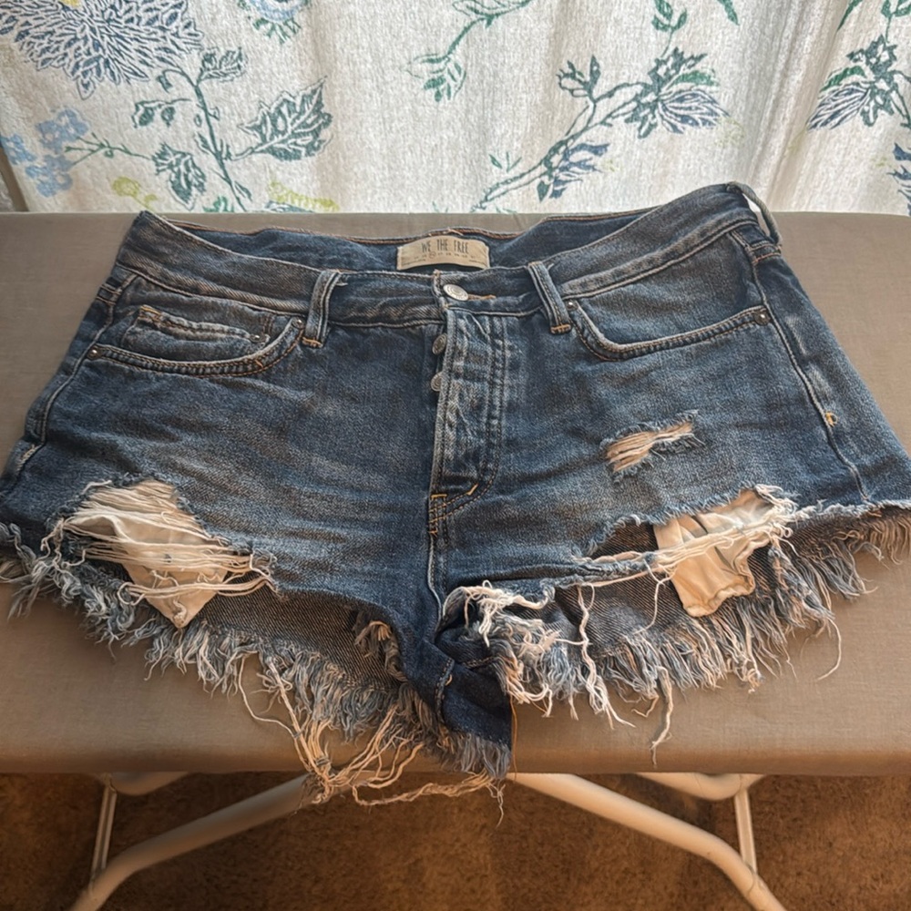 We the Free denim medium blue distressed shorts Size Size 26